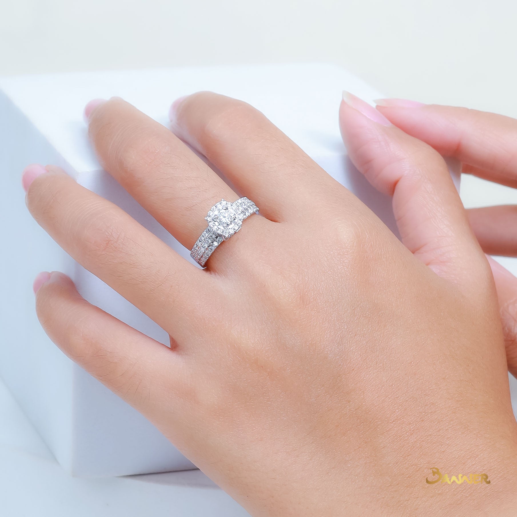 Diamond Halo Ring (Middle Diamond 0.25 c.t , T.w 0.75 c.t)