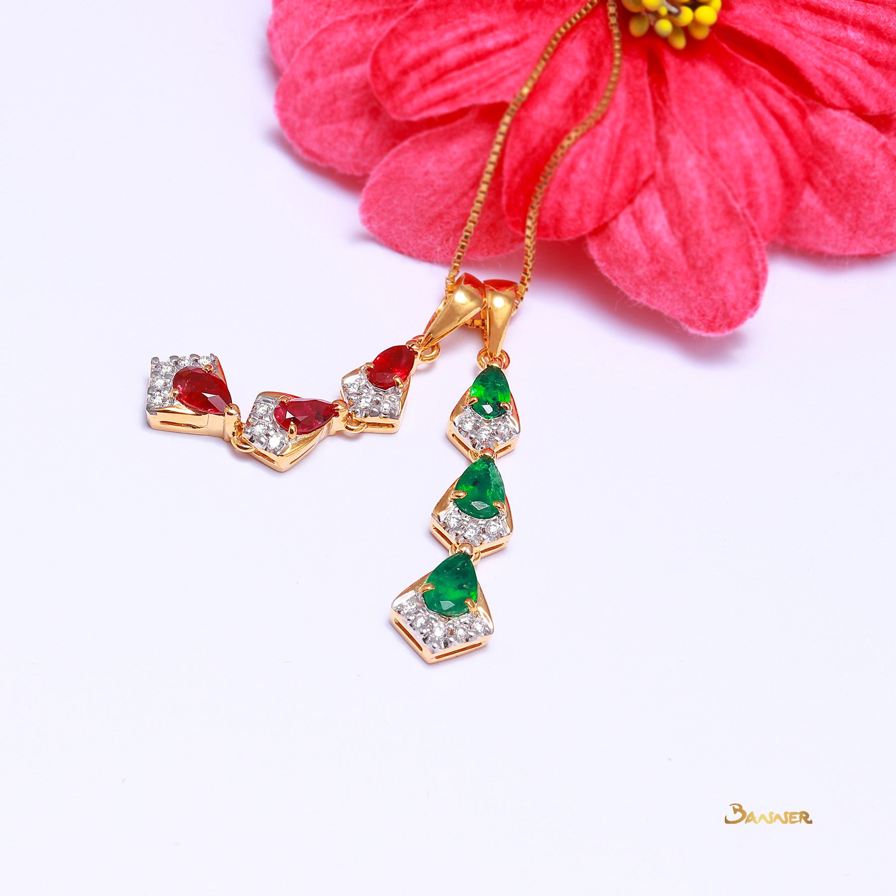 Pear-shaped Emerald and Diamond 3-step Pendant