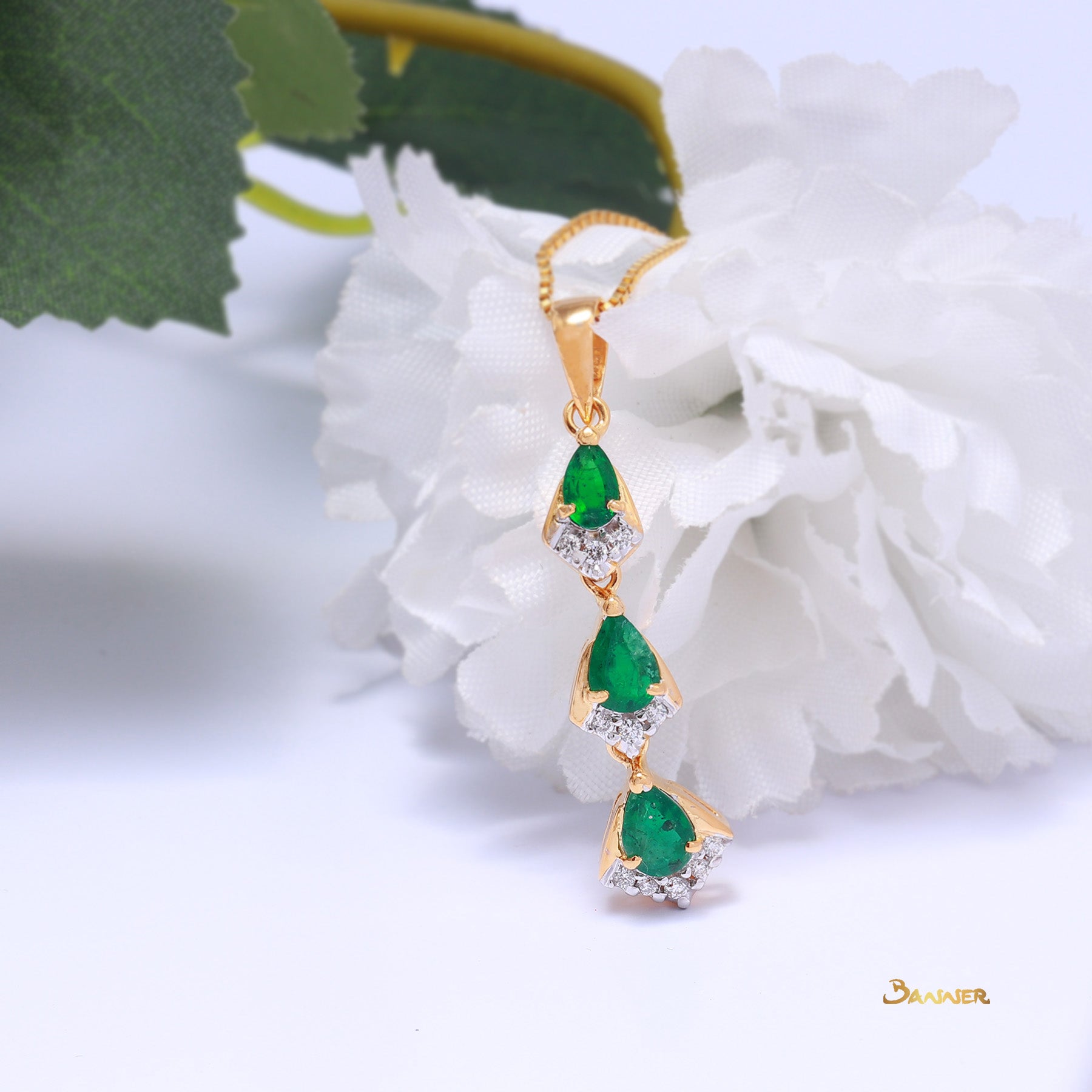 Pear-shaped Emerald and Diamond 3-step Pendant