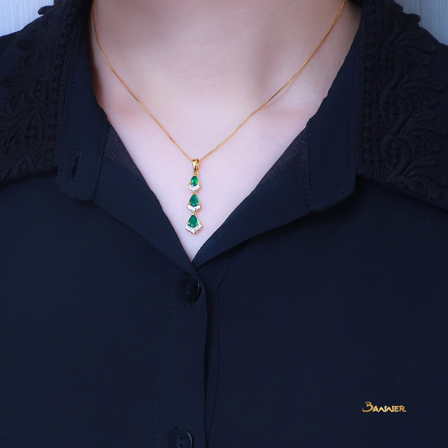 Pear-shaped Emerald and Diamond 3-step Pendant