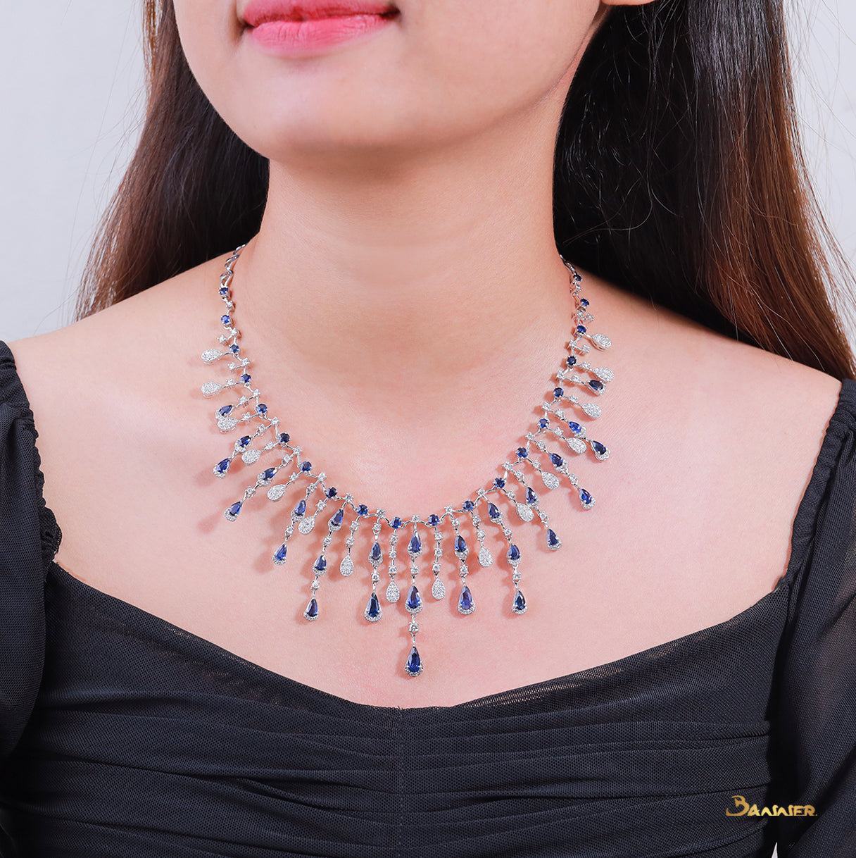 Drop-shaped Sapphire and Diamond Elegant Necklace